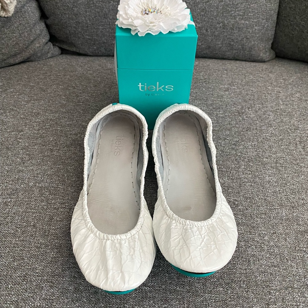 Size 9 Tieks - Diamond White Crocs. 💎🤍🐊